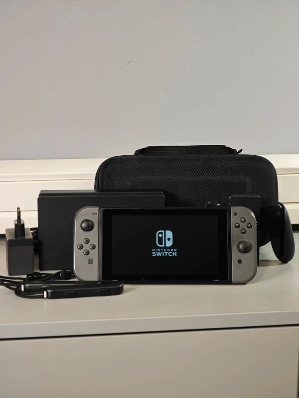 Console Nintendo Switch 32go V2 Grise - Garantie 2 ans